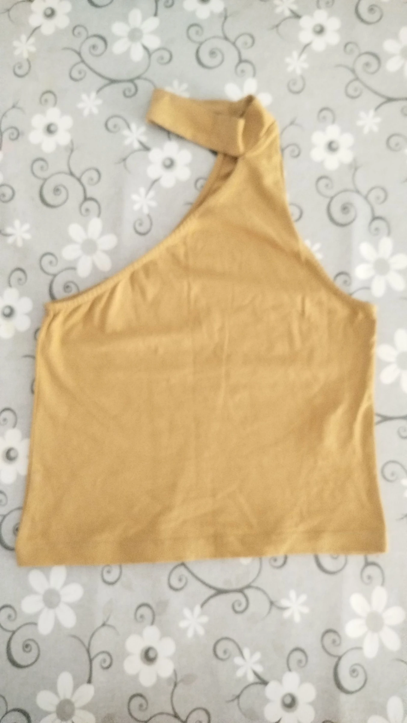 Top asimétrico mostaza con cuello choker - Stradivarius (Talla S)